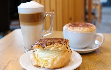 Cafe latte, cappuccino and cream cake 