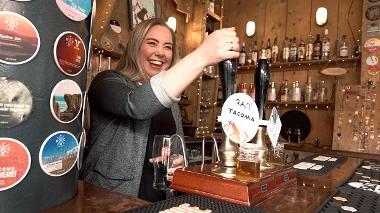 Trader pulling pint